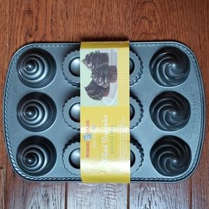 New Nordic Ware Filled Cupcake Baking Pan